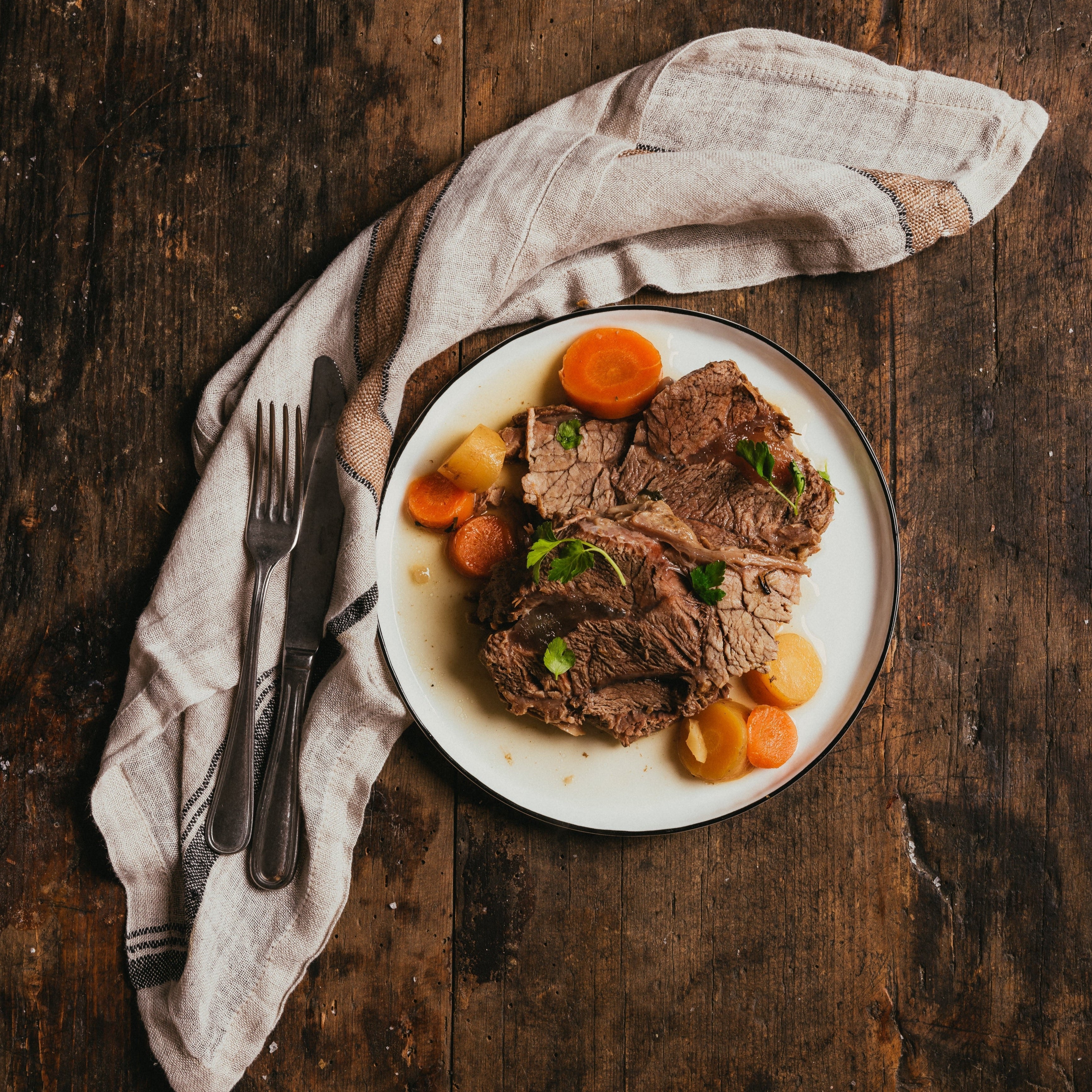 Gekochtes Bio Halal Schulterscherzel mit weichgekochten Karotten